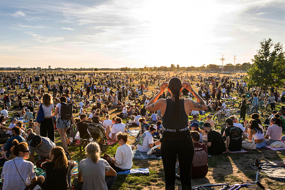 Partielle Sonnenfinsternis in Berlin begeistert Tausende: Array