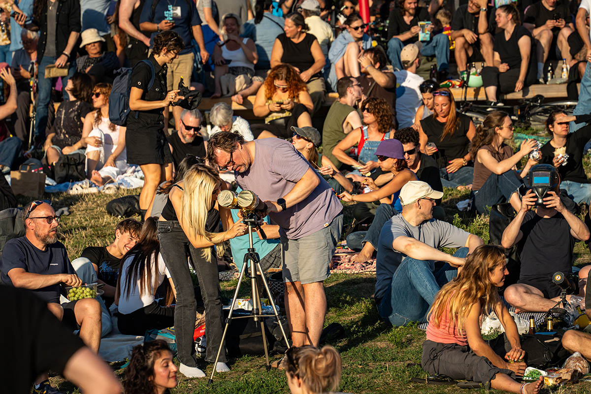 Partielle Sonnenfinsternis in Berlin begeistert Tausende: Array