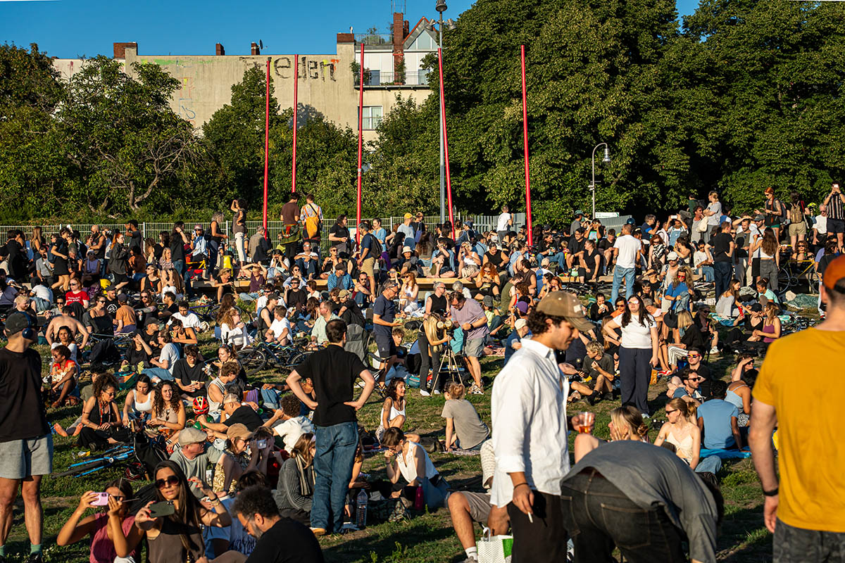 Partielle Sonnenfinsternis in Berlin begeistert Tausende: Array
