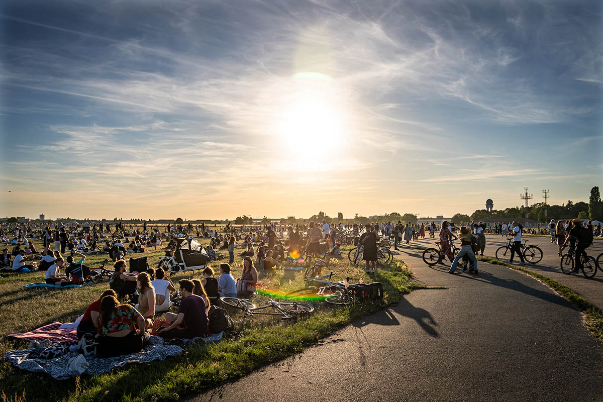 Partielle Sonnenfinsternis in Berlin begeistert Tausende: Array