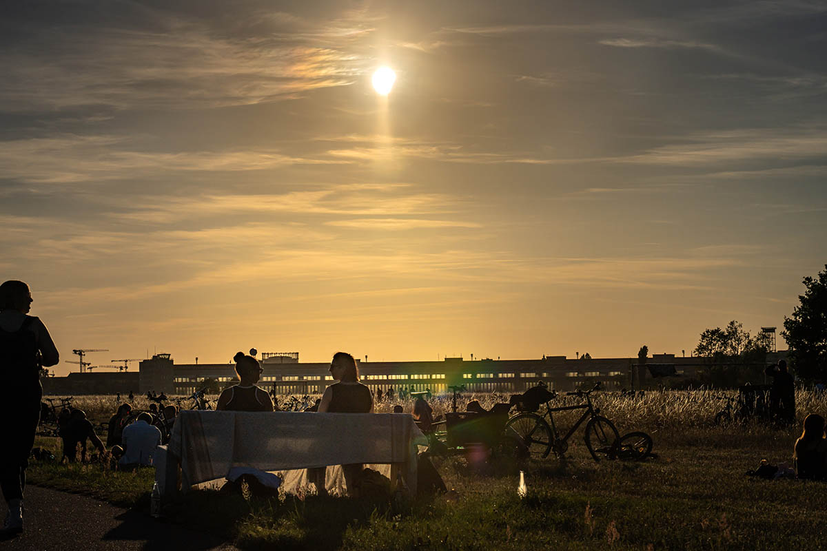 Partielle Sonnenfinsternis in Berlin begeistert Tausende: Array
