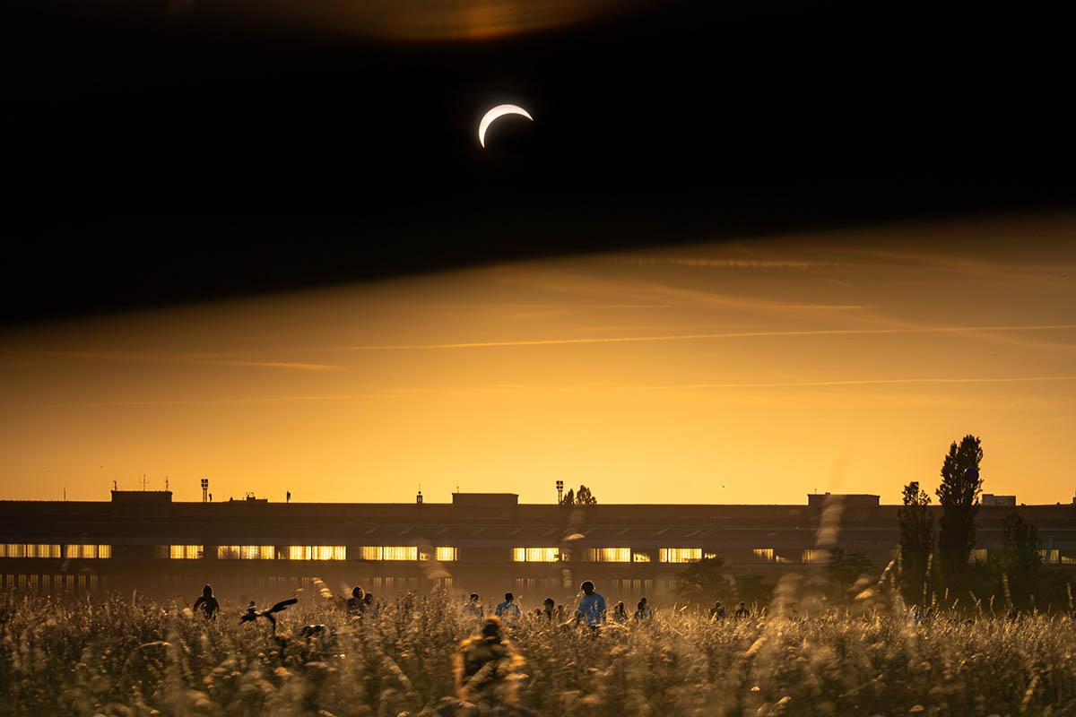 Partielle Sonnenfinsternis in Berlin begeistert Tausende: Array