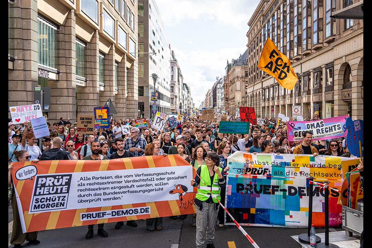 Zehntausende protestieren für wehrhafte Demokratie: 
