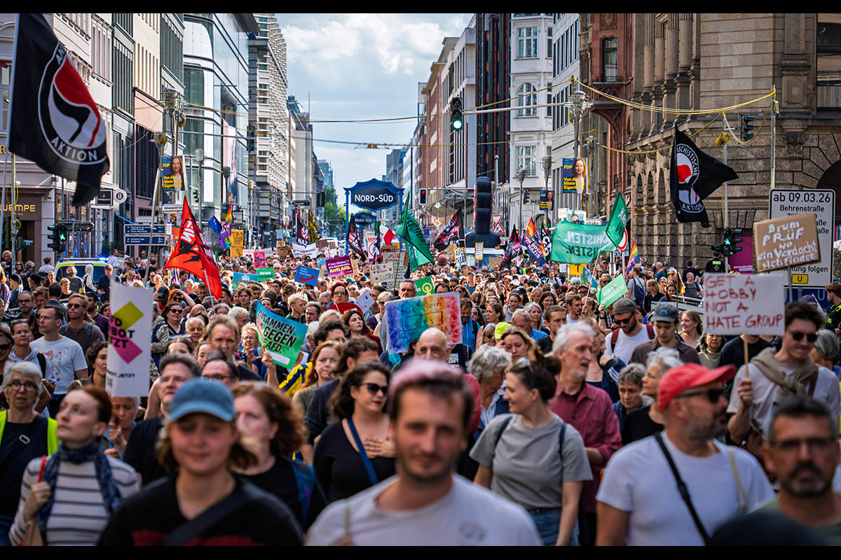 Zehntausende protestieren für wehrhafte Demokratie: 