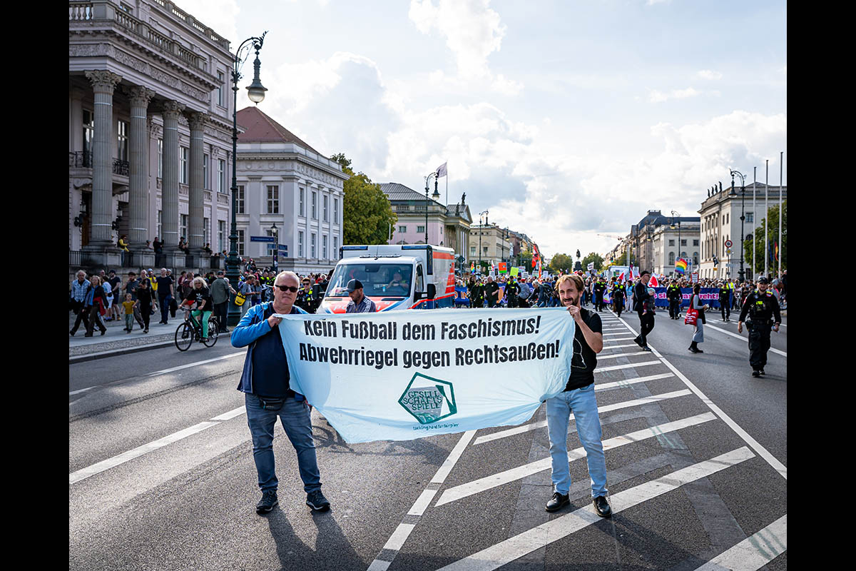 Zehntausende protestieren für wehrhafte Demokratie: 